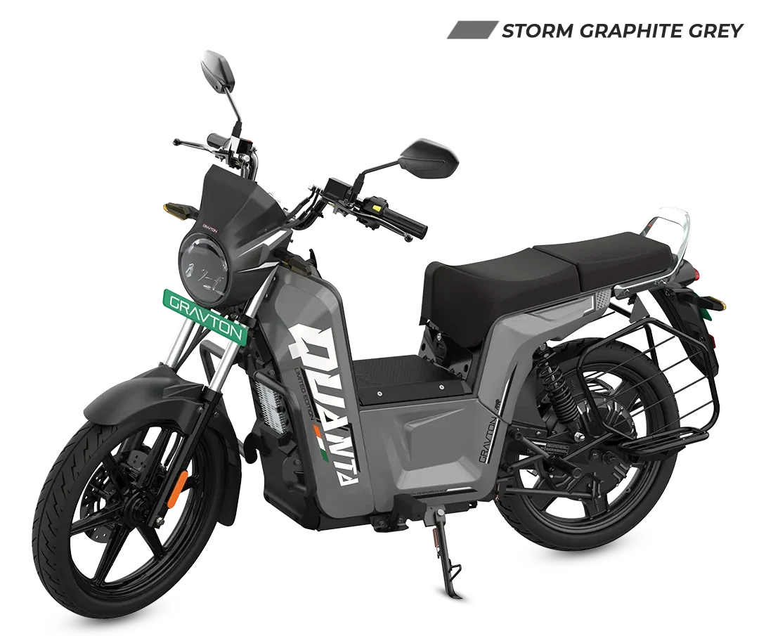 Storm Graphite Grey color में Gravton Quanta electric bike की studio image, जिसमें modern EV design, black alloy wheels और practical commuter styling दिखाई गई है।